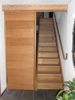 Treppenaufgang mit Pendeltüre querfurniert
