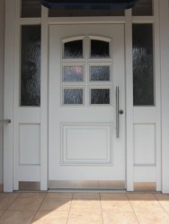 Haustürelement mit Seitenteilen und Oberlicht, weiß lackiert 